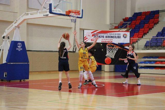 Basketbol Yıldızlar Türkiye Şampiyonları kupalarını aldı