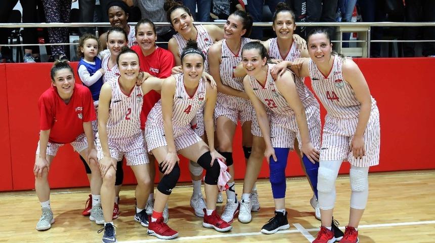 Bayraklı’nın perileri finalde