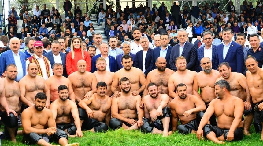 Manavgat Belediyesi Yağlı Güreşlerinde  Başpehlivan Serhat Gökmen oldu