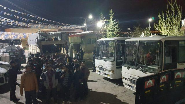 Kamyon kasasından 133 kaçak göçmen çıktı