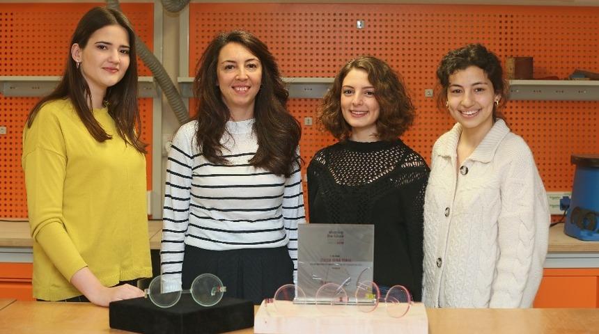 &Ccedil;ocukla b&uuml;y&uuml;yen g&ouml;zl&uuml;k projesine &ouml;d&uuml;l