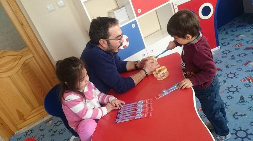 Minik &ouml;ğrencilere diş fır&ccedil;alama eğitimi
