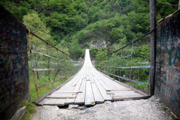 Köylerine ulaşabilmek için ölümle burun buruna geliyorlar G2