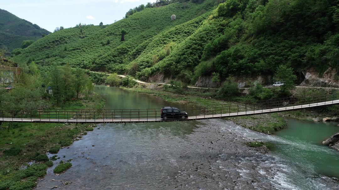 K&ouml;ylerine ulaşabilmek i&ccedil;in &ouml;l&uuml;mle burun buruna geliyorlar