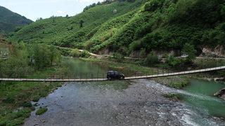 Köylerine ulaşabilmek için ölümle burun buruna geliyorlar