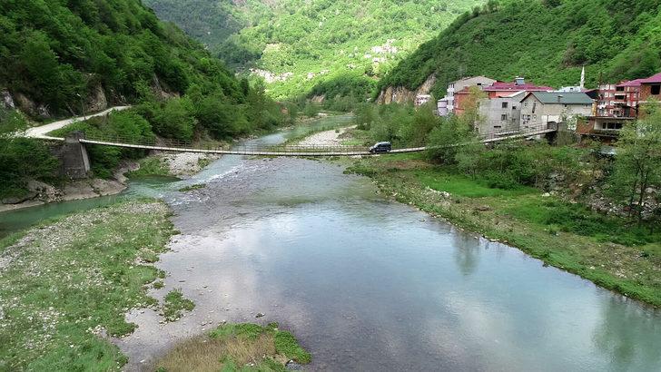 Köylerine ulaşabilmek için ölümle burun buruna geliyorlar G4