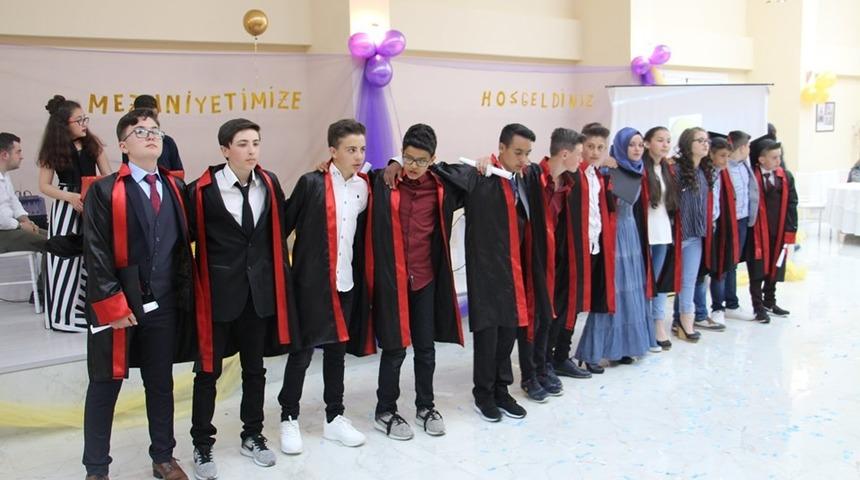 Ortaokul &ouml;ğrencilerine yıl sonu mezuniyet t&ouml;reni