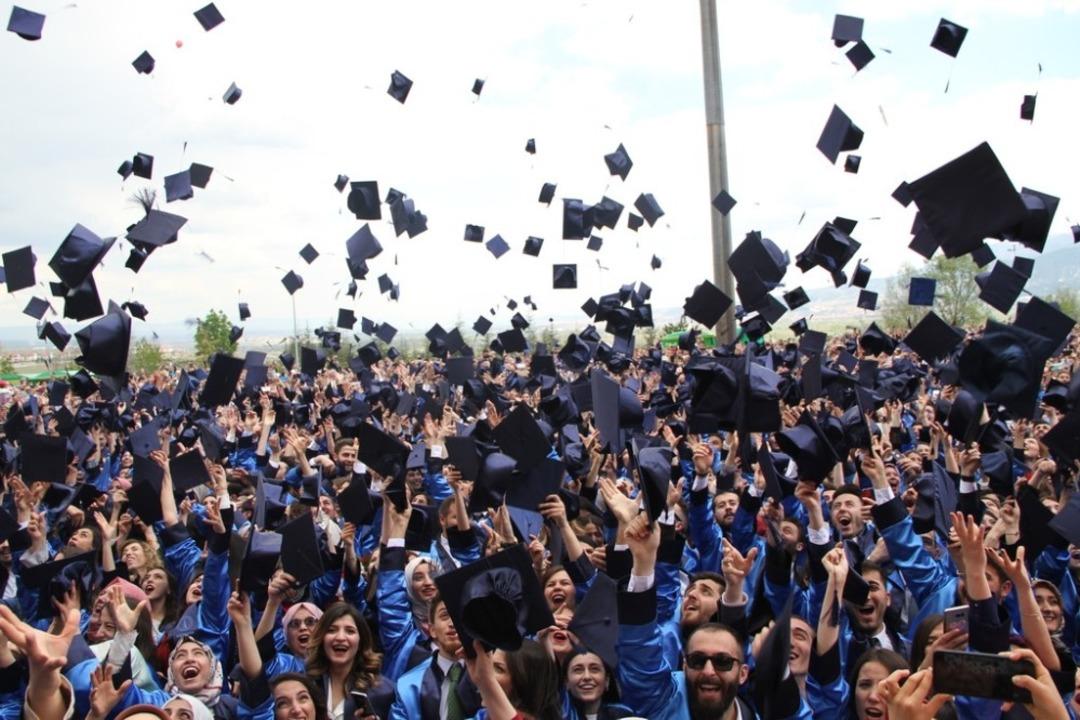 DP&Uuml;&rsquo;de mezuniyet coşkusu