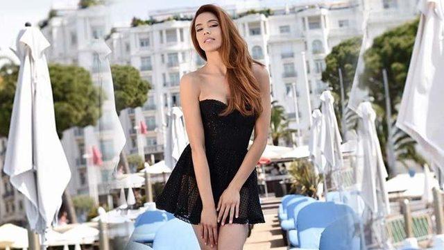 Azra Akın oğluyla yeni doğmuş buzağıyı ziyaret etti 