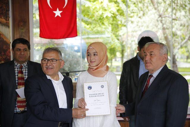 Yazarlık Okulu Mezunlarını Verdi