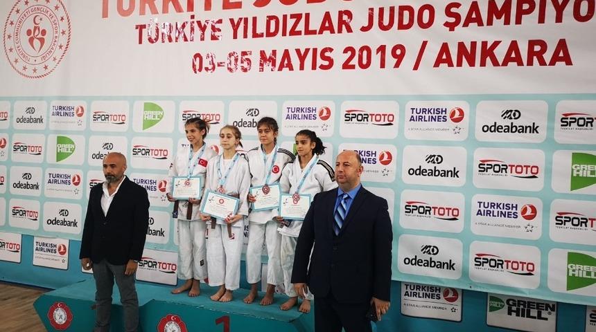 Yunusemreli judocular Ankara&rsquo;dan derecelerle d&ouml;nd&uuml;