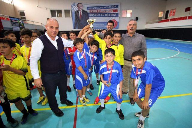 Futsalda Anadolu Ortaokulu şampiyon oldu