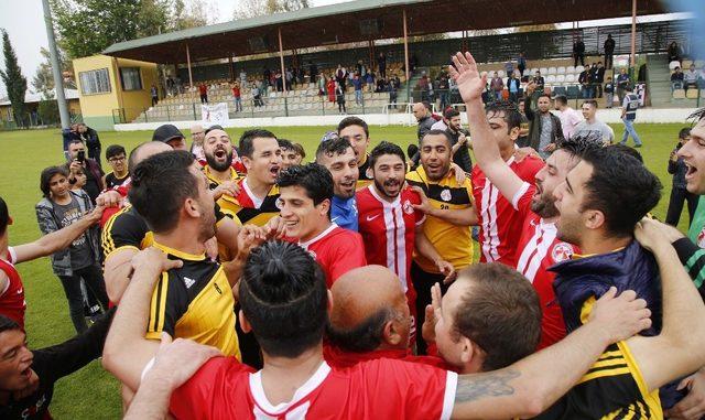 Döşemealtı Futbol Takımı namağlup şampiyon oldu