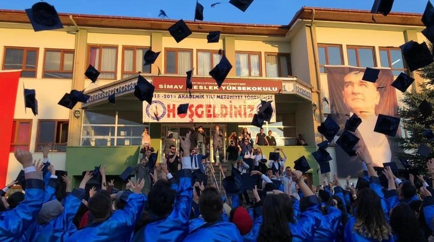 Simav Meslek Y&uuml;ksek Okulu &ouml;ğrencilerinin mezuniyet sevinci
