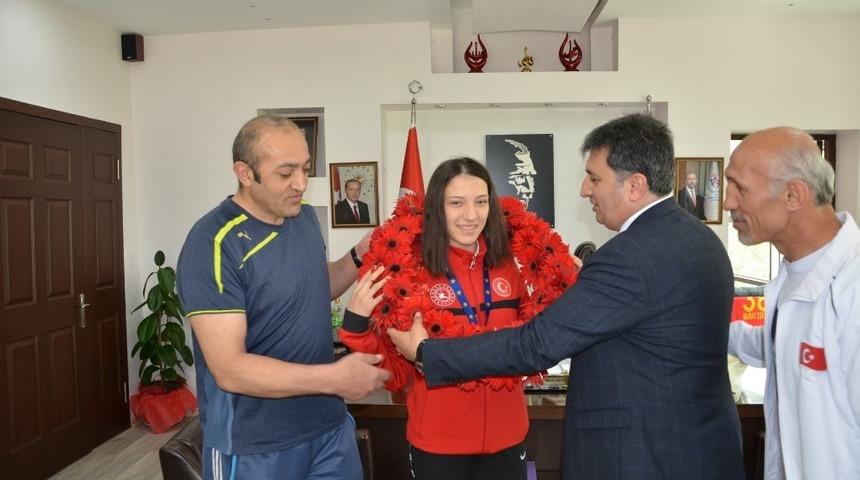 Şampiyondan Eskici&rsquo;ye ziyaret