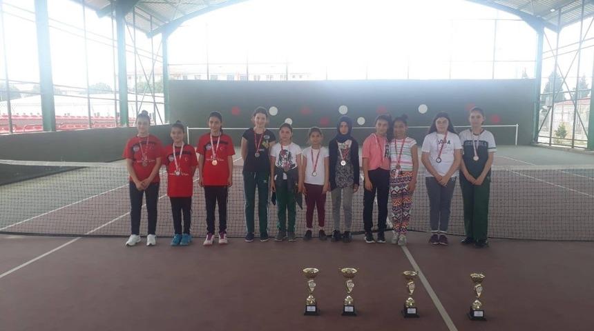 Osmaniye&rsquo;de K&uuml;&ccedil;&uuml;k Kızlar Tenis İl Birinciliği