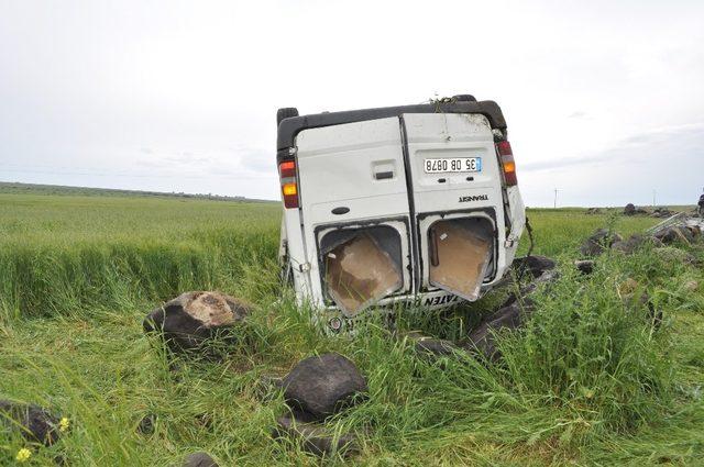 Direksiyon hakimiyetini kaybeden minibüs takla attı: 8 yaralı