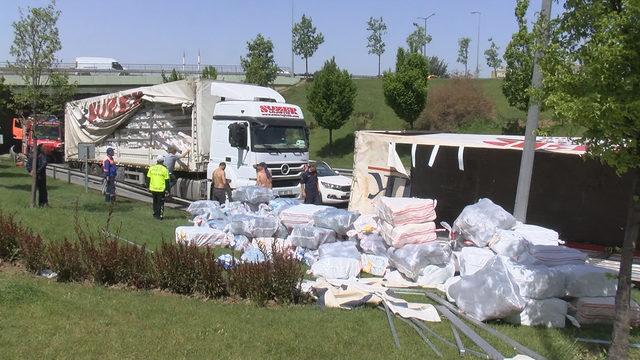 Otogar bağlantı yolunda TIR devrildi (1)