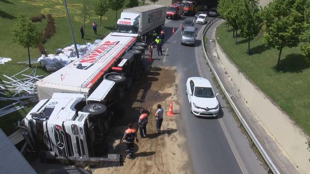 Otogar bağlantı yolunda TIR devrildi (1)