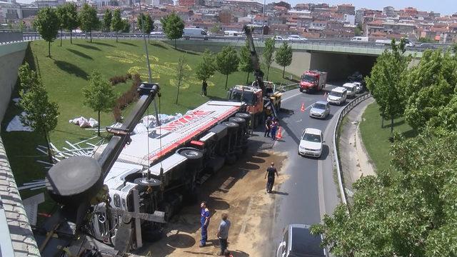 Otogar bağlantı yolunda TIR devrildi (1)