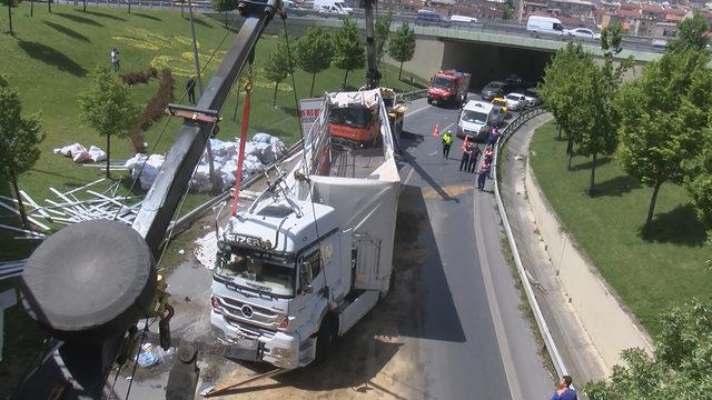 Otogar bağlantı yolunda TIR devrildi (1)