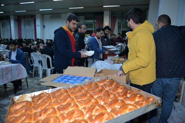 Yüzlerce kişi aynı sofrada sahur yaptı