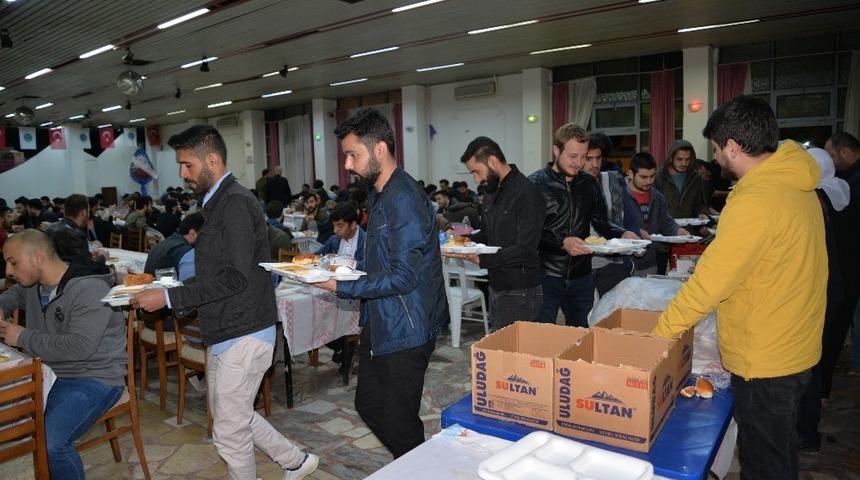 Y&uuml;zlerce kişi aynı sofrada sahur yaptı