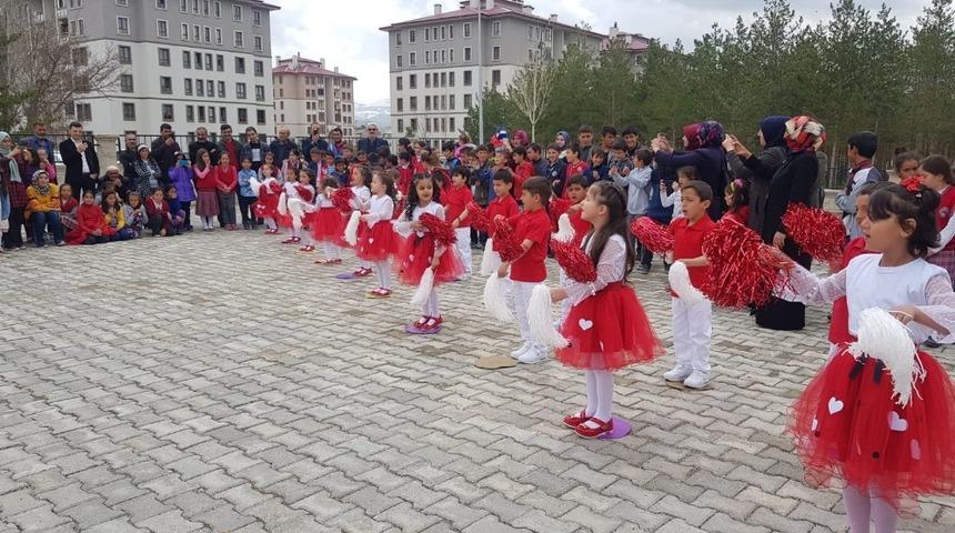 Ko&ccedil;ak ilk&ouml;ğretim okulu ilk mezunlarını verdi