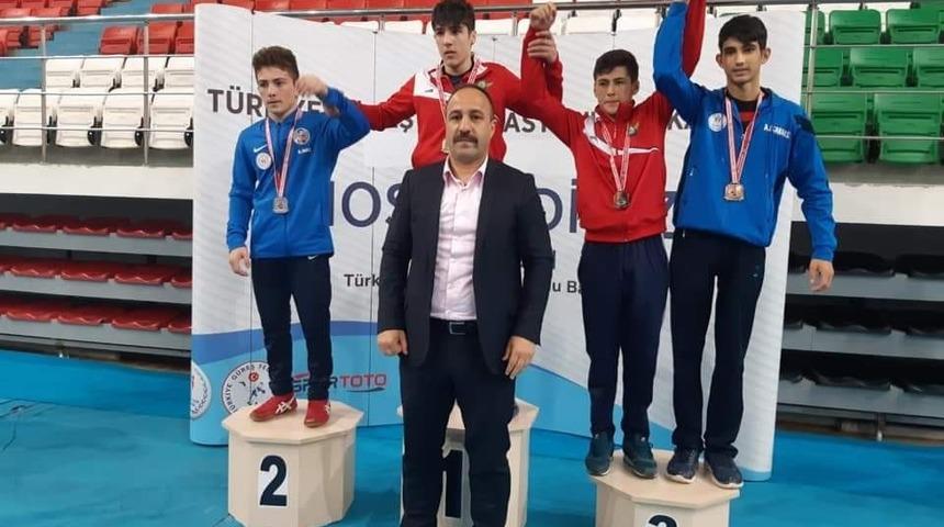 Osmaniyeli g&uuml;reş&ccedil;iler madalyalarla d&ouml;nd&uuml;