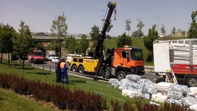 Otogar Bağlantı yolunda tır devrildi: 1 yaralı