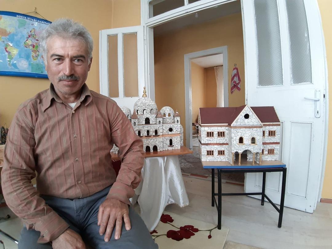 Sadece 1 tanesini yapmak 2,5 yılını aldı! 'Bizi değil evi g&ouml;rmeye geliyorlar'