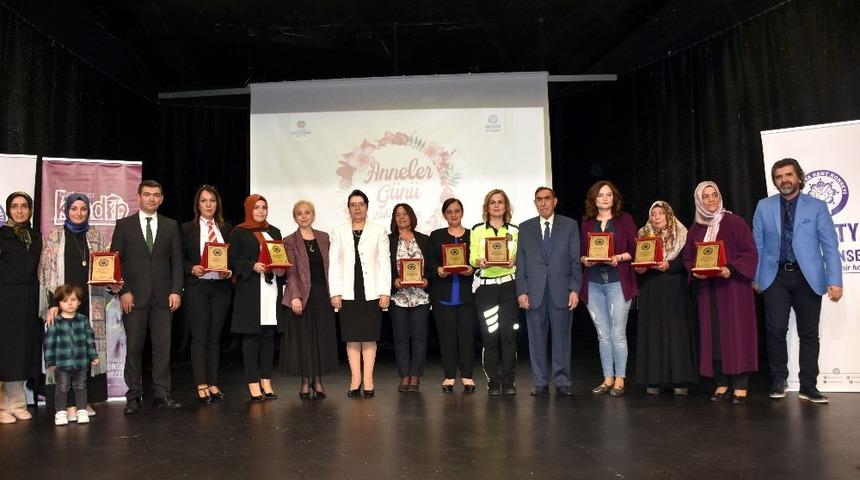 &Ouml;rnek anneler onurlandırıldı