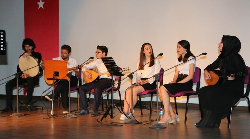 A&Uuml;&rsquo;de Şiir ve T&uuml;rk&uuml; Dinletisi