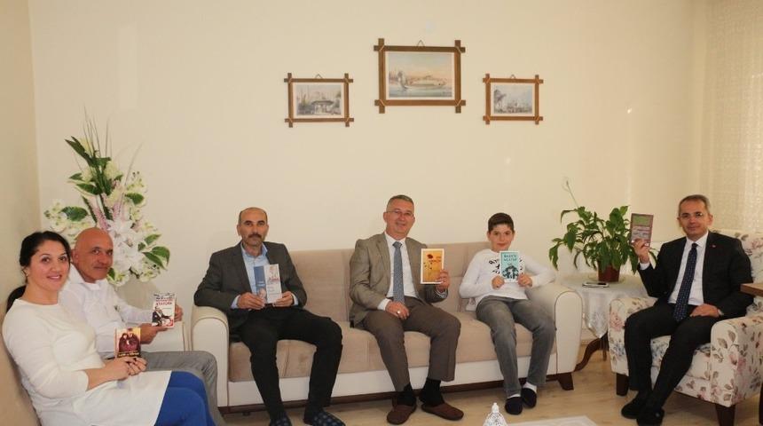 Kaymakam Pişkin, konuk olduğu ev sahipleriyle kitap okudu
