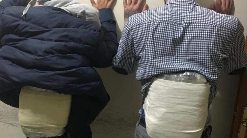 Vücutlarına sarılı 3 kilo esrarla yakalandılar