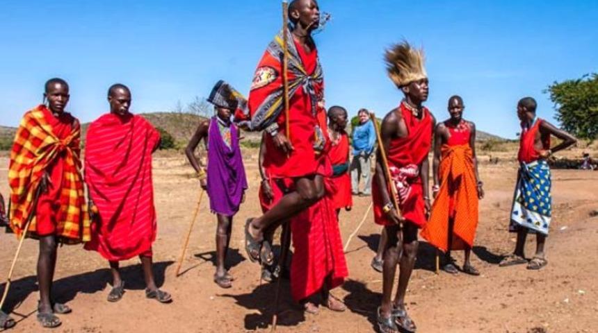  Bu &uuml;lkede insanlar birbirine t&uuml;k&uuml;rerek selam veriyor!