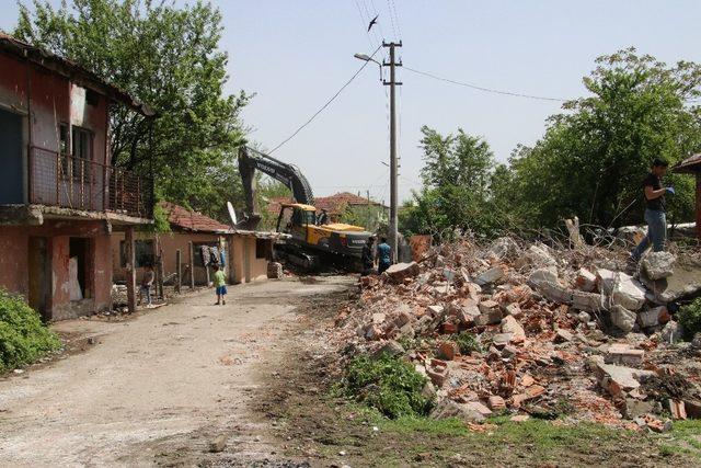 Düzce’de metruk binaların yıkımı sürüyor