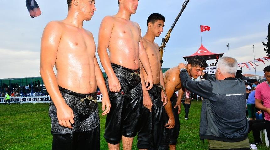 Manavgat er meydanında İkiz kardeşler r&uuml;zgarı esti