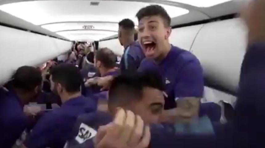 Zenit futbolcuları şampiyon olduğunu u&ccedil;akta &ouml;ğrendi