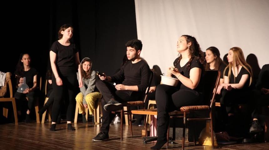 Gen&ccedil; tiyatrocular performansları ile b&uuml;y&uuml;ledi