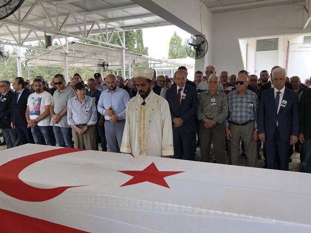 Ada da m&uuml;cadele verdi, vasiyeti yerine getirildi...&nbsp; Eşref D&uuml;şenkalkar toprağa verildi 1