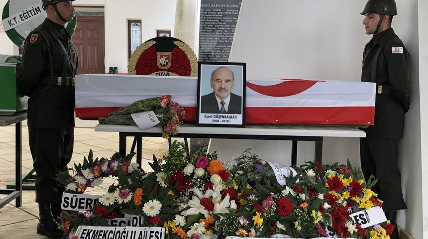 Ada'da m&uuml;cadele verdi, vasiyeti yerine getirildi...&nbsp; Eşref D&uuml;şenkalkar toprağa verildi