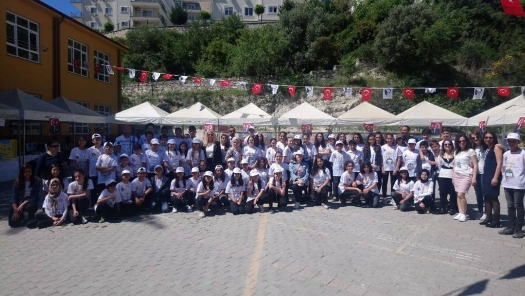 İki&ccedil;eşmelik Ortaokulu&rsquo;nda TUBİTAK 4006 Bilim Fuarı d&uuml;zenledi