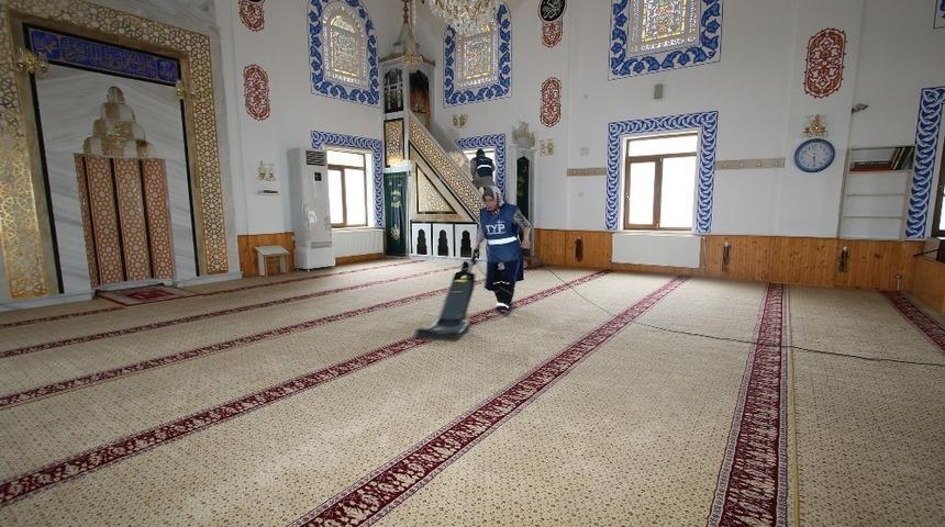 Hacılar Belediyesi&rsquo;nden Cami temizliği