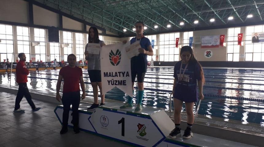 Malatyalı y&uuml;z&uuml;c&uuml;ler Elazığ&rsquo;dan mutlu d&ouml;nd&uuml;