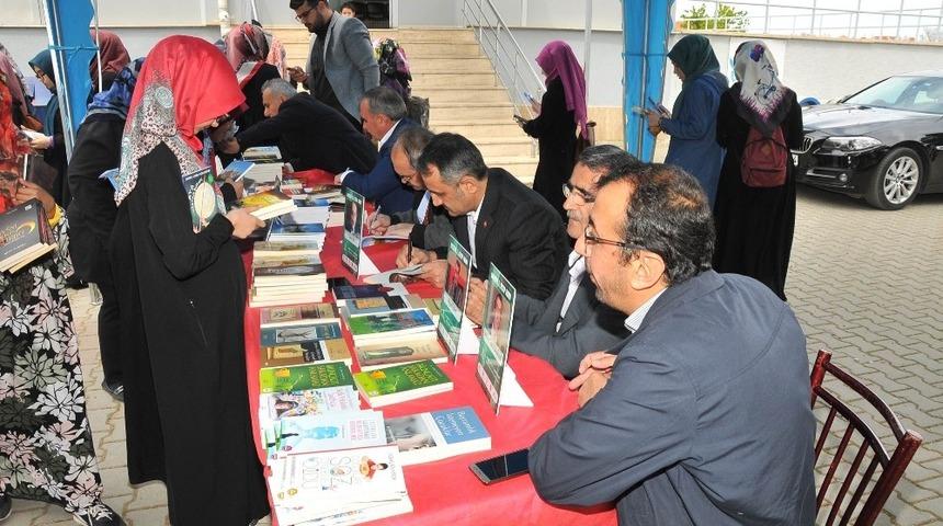 Akşehir Kitap Fuarı 12 yazarın imza g&uuml;n&uuml;yle sona erdi