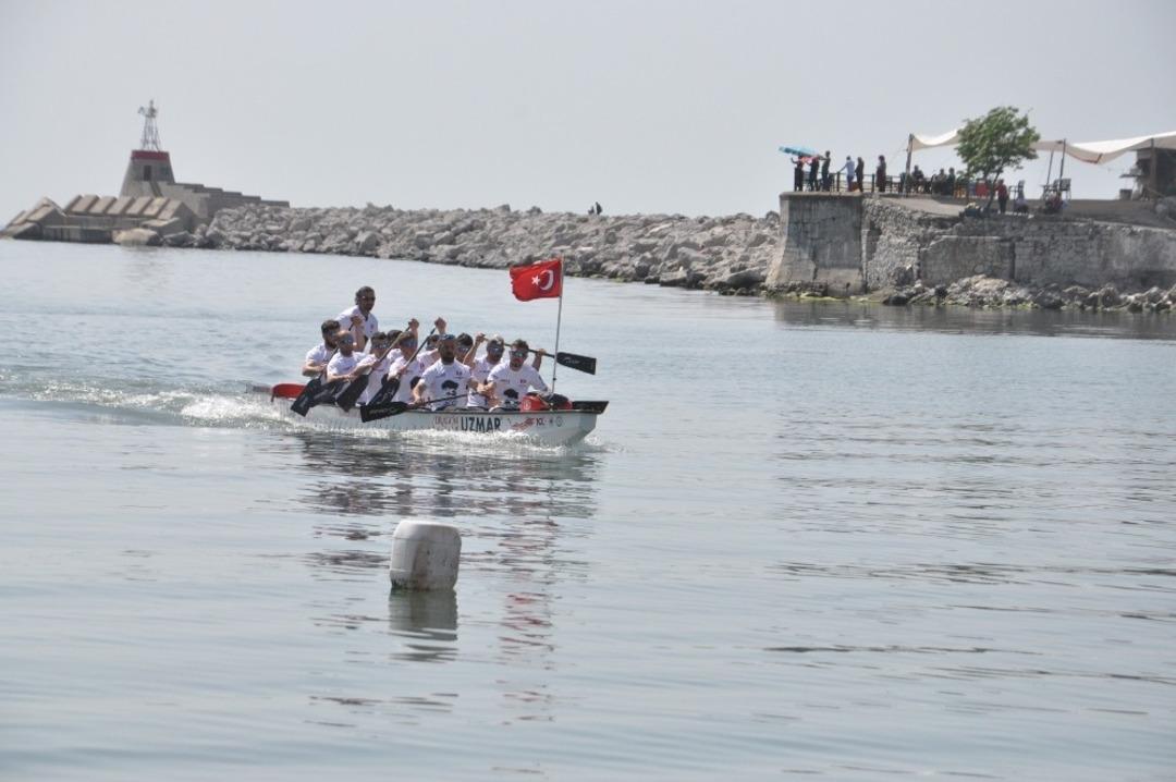 İstanbul&rsquo;dan aldıkları T&uuml;rk Bayrağı&rsquo;nı Zonguldak&rsquo;a getirdiler.