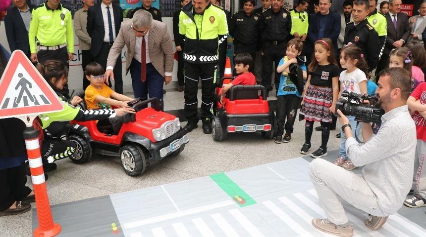 &Ccedil;ocuklarda trafik bilinci oluşturmak amacıyla etkinlik d&uuml;zenlendi
