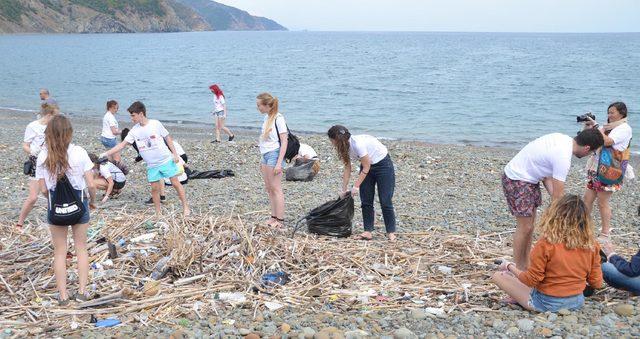 Marmaris'te 7 ülkeden gelen öğrenciler çevre temizliği yaptı