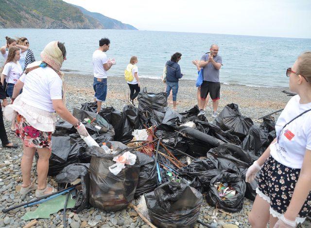 Marmaris'te 7 ülkeden gelen öğrenciler çevre temizliği yaptı